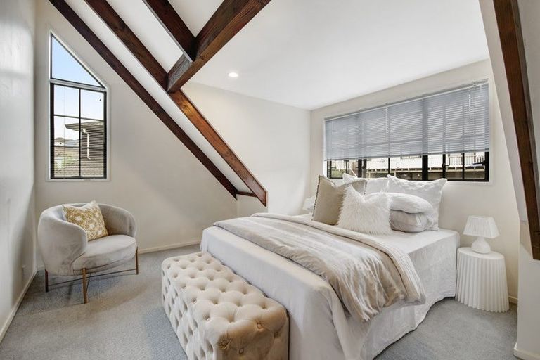 Photo of property in 9 St Lucia Place, Unsworth Heights, Auckland, 0632