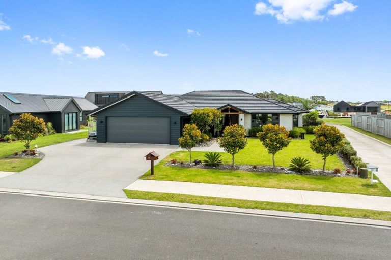 Photo of property in 32 Waitemata Drive, One Tree Point, 0118
