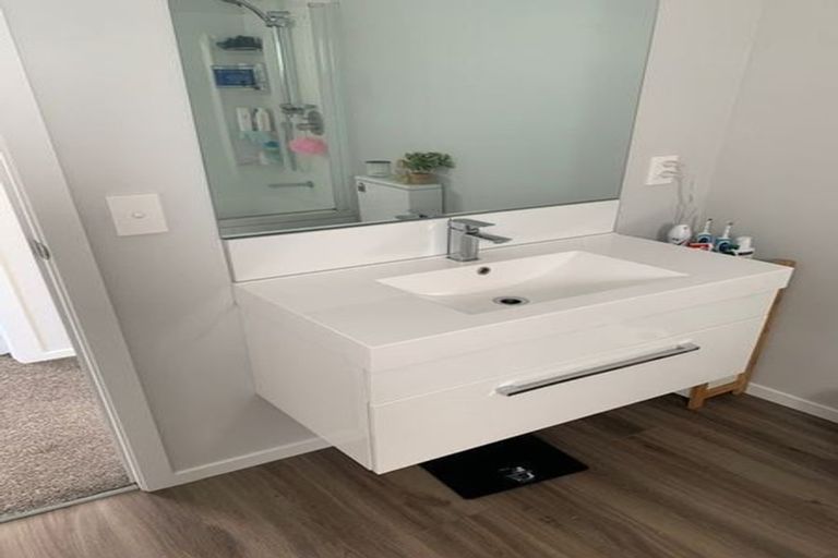 Photo of property in 29b Glanmire Road, Newlands, Wellington, 6037