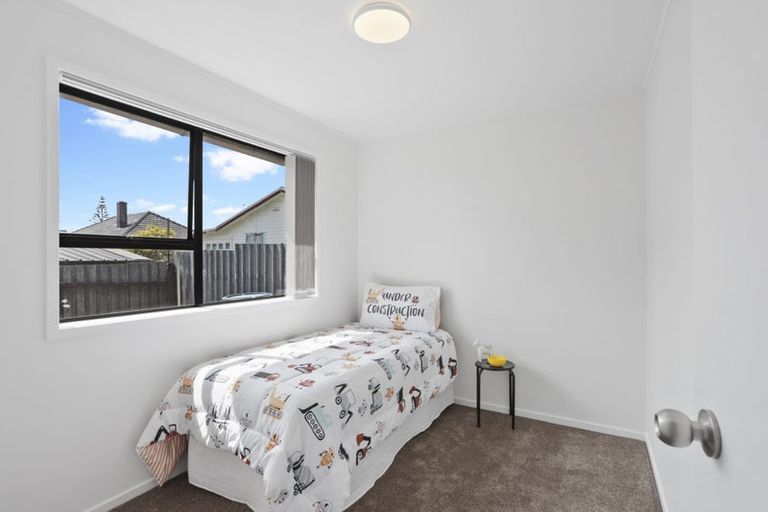 Photo of property in 2/1 Wattle Street, New Lynn, Auckland, 0600