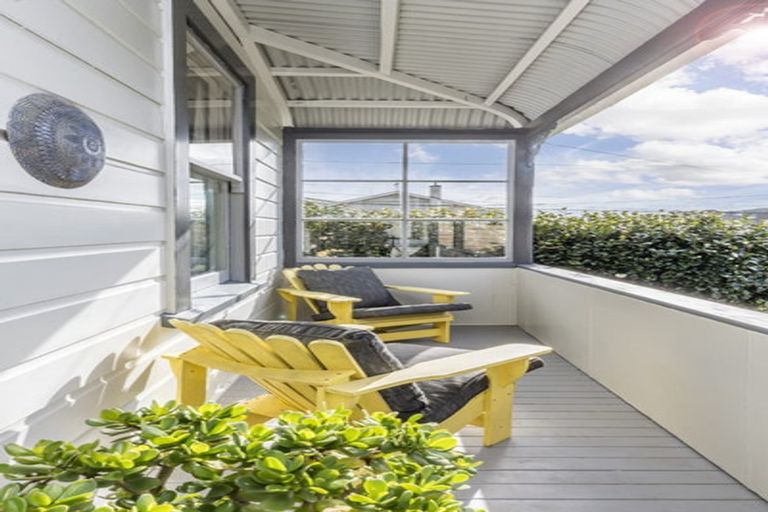 Photo of property in 66 Eden Street, Island Bay, Wellington, 6023