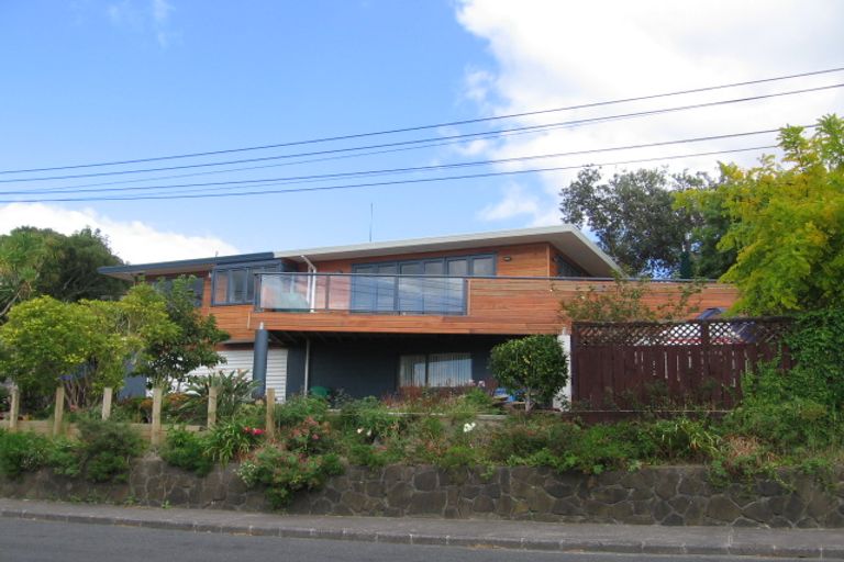 Photo of property in 2/27 Aotearoa Terrace, Murrays Bay, Auckland, 0630