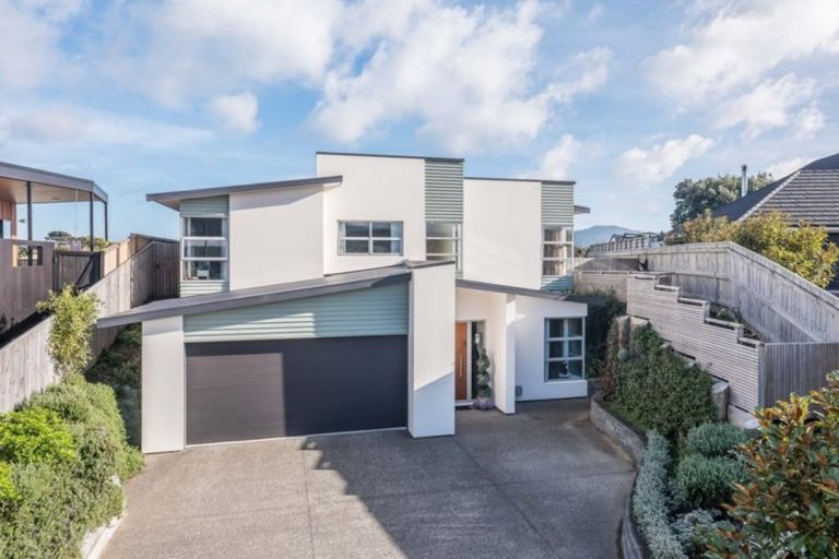 Photo of property in 17 Simpson Crescent, Raumati Beach, Paraparaumu, 5032