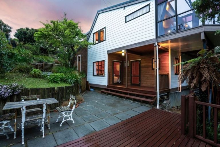 Photo of property in 76 Seaview Road, Paremata, Porirua, 5024