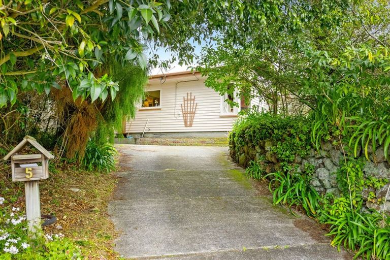 Photo of property in 5 Crystal Avenue, Glendene, Auckland, 0602