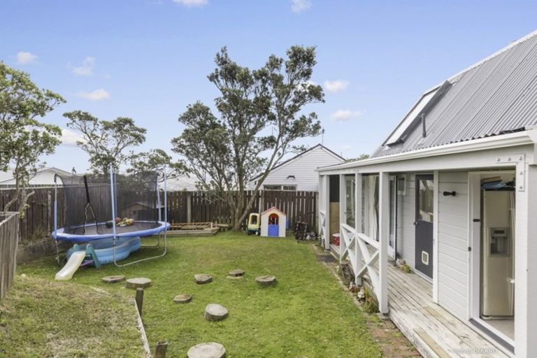 Photo of property in 17 Fitzpatrick Street, Newlands, Wellington, 6037