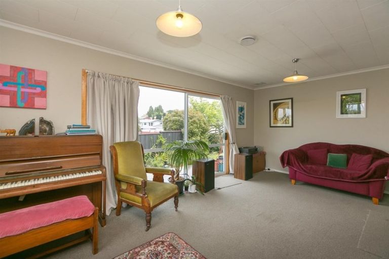Photo of property in 42 Cumberland Street, Merrilands, New Plymouth, 4312