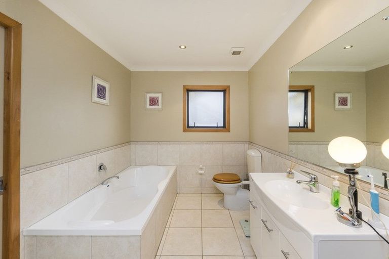 Photo of property in 56 Ruapehu Drive, Fitzherbert, Palmerston North, 4410