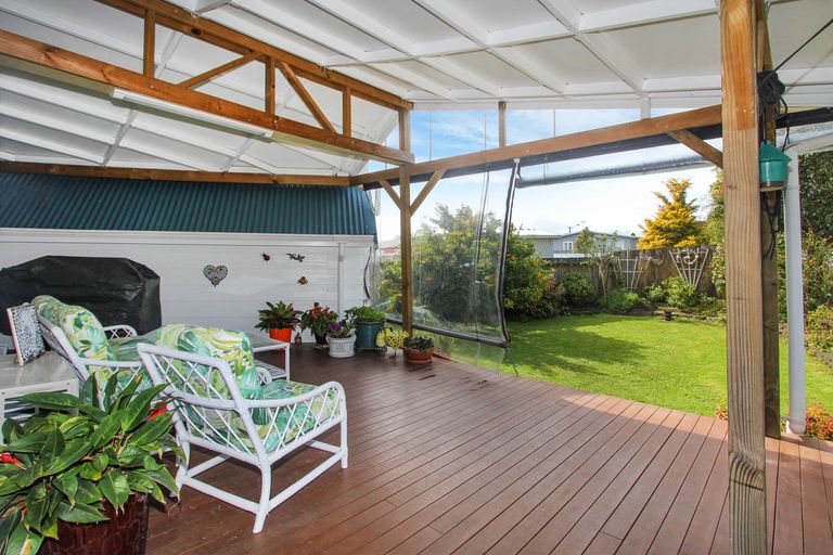 Photo of property in 2/28 Fairdale Place, Birkdale, Auckland, 0626
