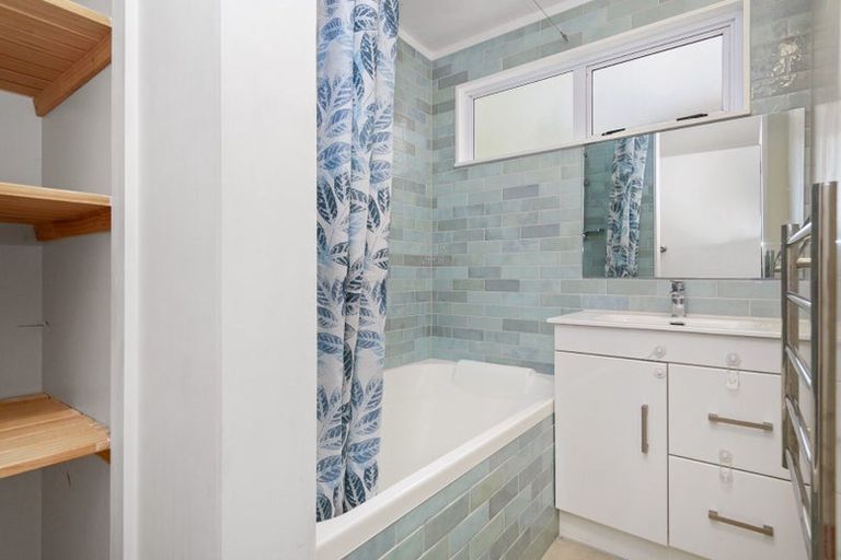 Photo of property in 28 Hollies Crescent, Johnsonville, Wellington, 6037