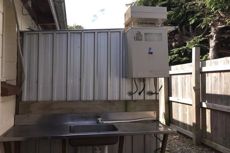 Photo of property in Acacia Flats, 1/205 Waikawa Road, Waikawa, Picton, 7220