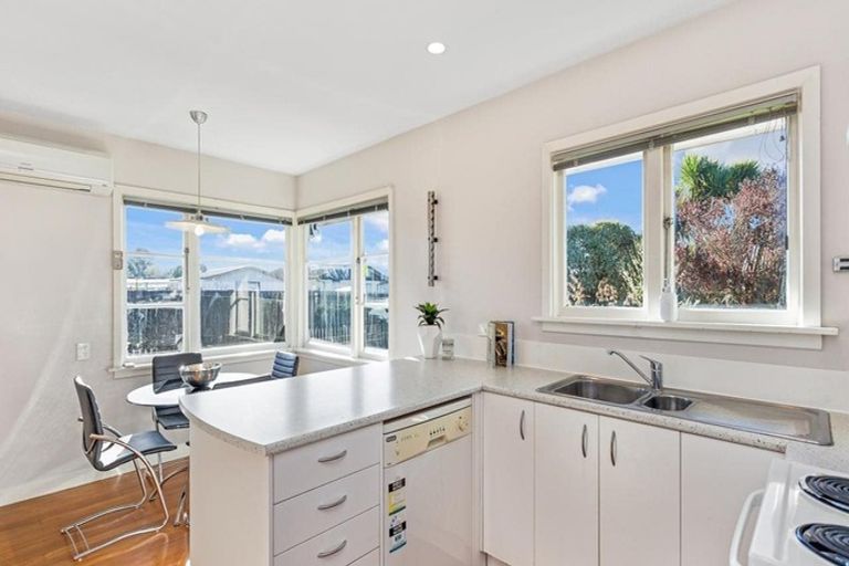 Photo of property in 2 Eglinton Street, Avondale, Christchurch, 8061