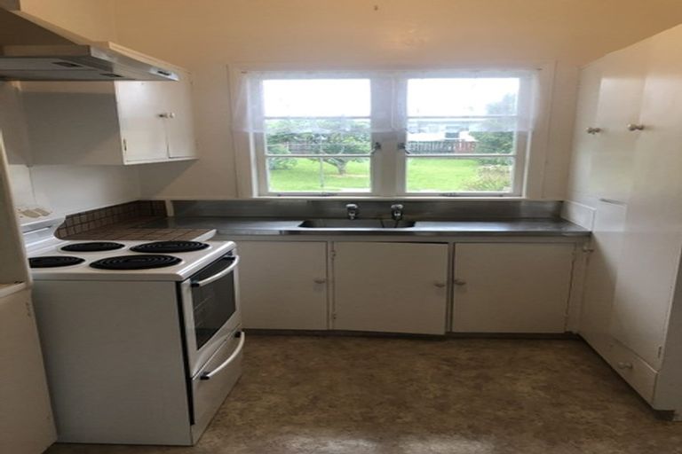 Photo of property in 28 Newington Road, Henderson, Auckland, 0612