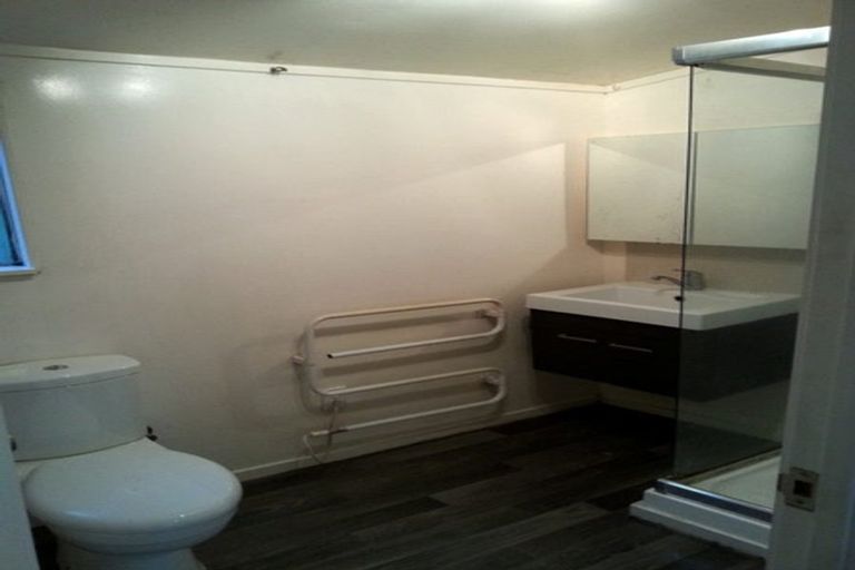 Photo of property in 2/30 Cresta Avenue, Beach Haven, Auckland, 0626