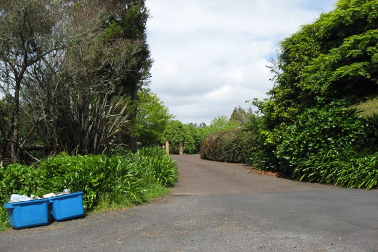 Photo of property in 176 Boord Crescent, Kumeu, 0891