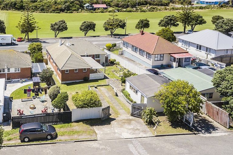 Photo of property in 130 Main Road, Titahi Bay, Porirua, 5022