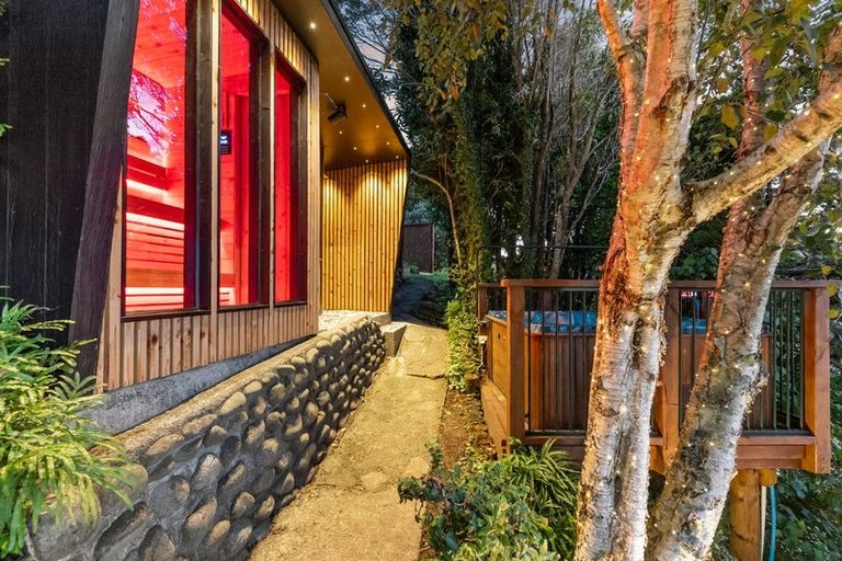 Photo of property in 39 Taylor Terrace, Tawa, Wellington, 5028