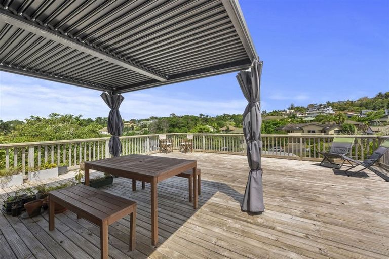 Photo of property in 24 Deverell Place, Northcross, Auckland, 0632