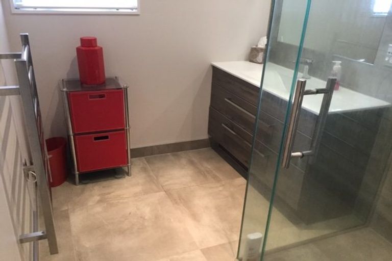 Photo of property in 118 Lakeside Drive, Orewa, 0931