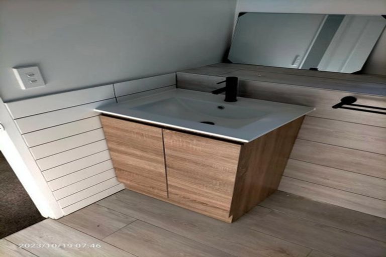 Photo of property in 22 Raymond Terrace, Northcote, Auckland, 0627