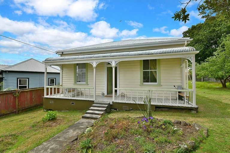 Photo of property in 14 Puriri Street, Helensville, 0800