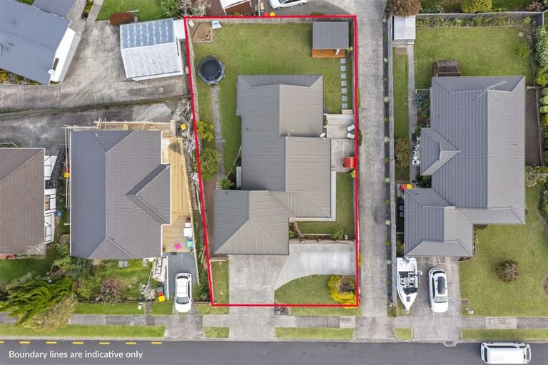 Photo of property in 4 Pinewood Grove, Botany Downs, Auckland, 2010