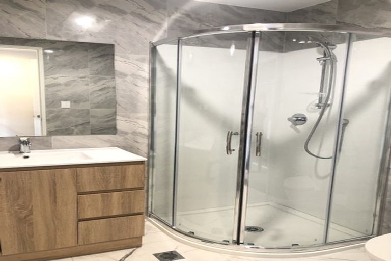 Photo of property in 4/21 Akoranga Drive, Northcote, Auckland, 0627