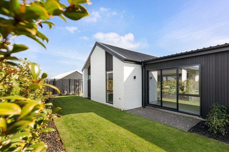 Photo of property in 2 Camellia Court, Palmerston North, 4414