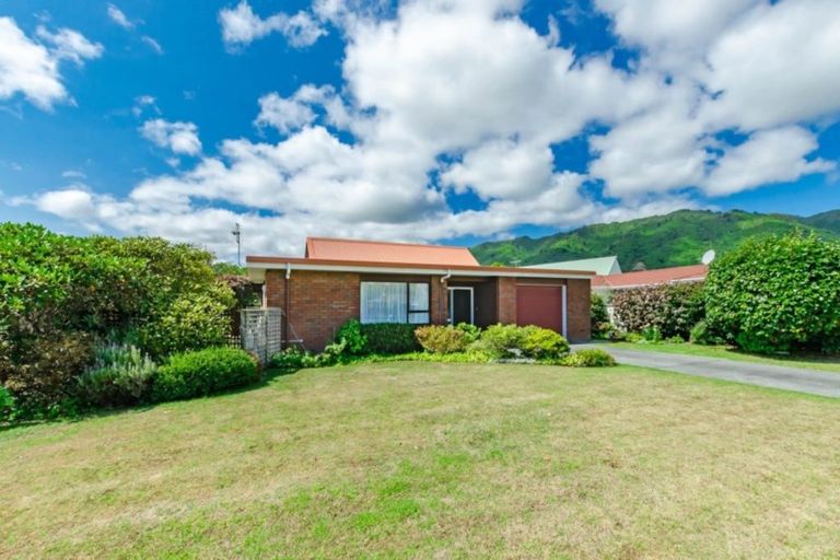 Photo of property in 9 Awanui Drive, Waikanae, 5036