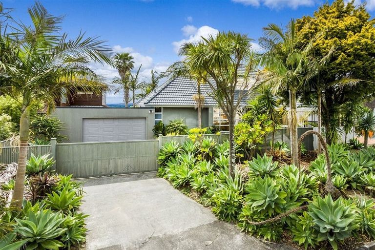 Photo of property in 2 Cliff Road, Torbay, Auckland, 0630