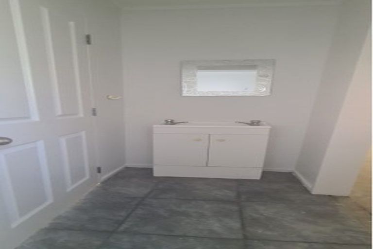 Photo of property in 19 Lockington Avenue, Henderson, Auckland, 0612