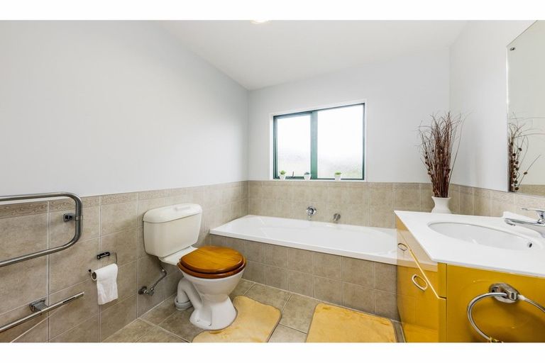 Photo of property in 38 Maypark Crescent, Flat Bush, Auckland, 2016