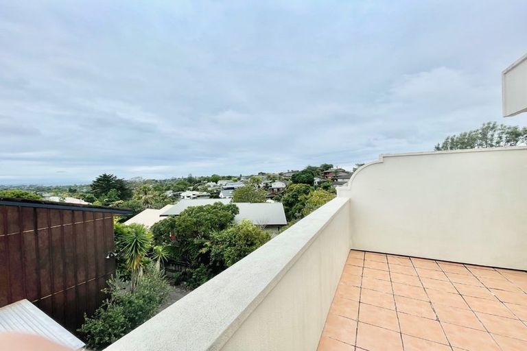 Photo of property in 1/881 East Coast Road, Northcross, Auckland, 0632