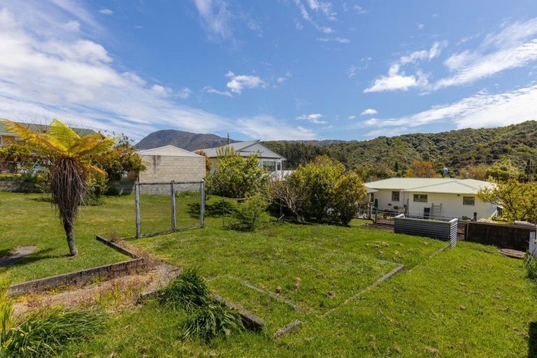Photo of property in 82 Milton Terrace, Picton, 7220