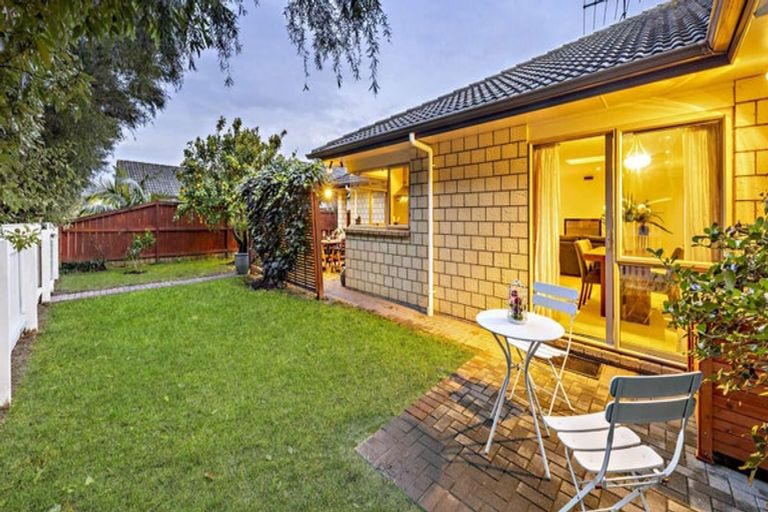 Photo of property in 2 Moravale Lane, Flat Bush, Auckland, 2016