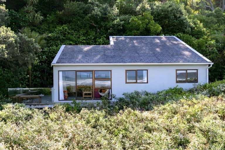 Photo of property in 107 North Piha Road, Piha, 0772