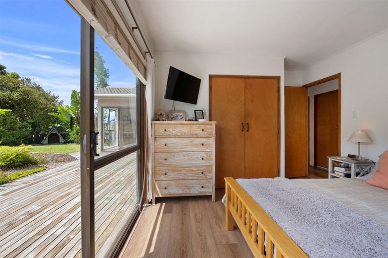 Photo of property in 24 Deverell Place, Northcross, Auckland, 0632