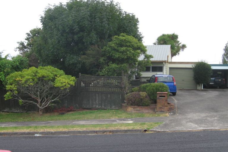 Photo of property in 1/1 Hiwihau Place, Glenfield, Auckland, 0629