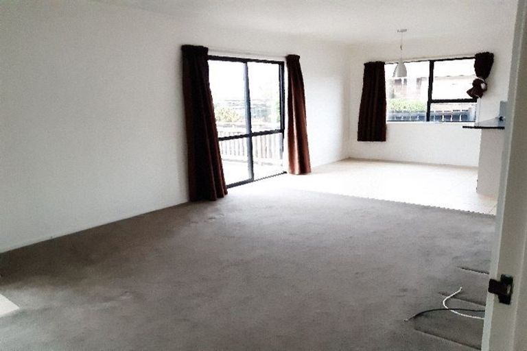 Photo of property in 2/7 Barbados Drive, Unsworth Heights, Auckland, 0632