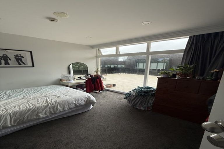 Photo of property in 70 Kelburn Parade, Kelburn, Wellington, 6012