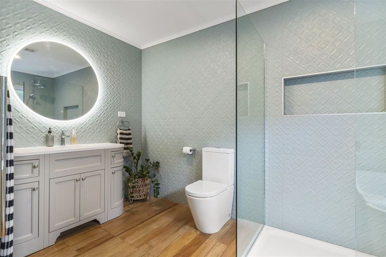 Photo of property in 5 Page Point, Mellons Bay, Auckland, 2014