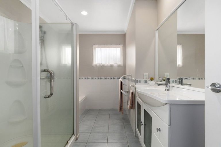 Photo of property in 11 Hinton Place, Pyes Pa, Tauranga, 3112