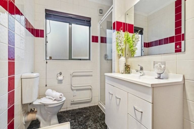 Photo of property in 28a Felgrove Street, Glendene, Auckland, 0602