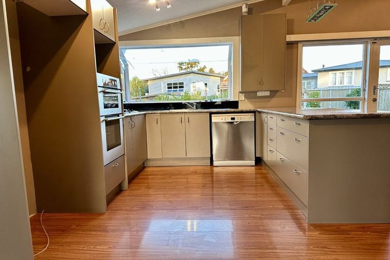 Photo of property in 2 Newcastle Street, Hokowhitu, Palmerston North, 4410