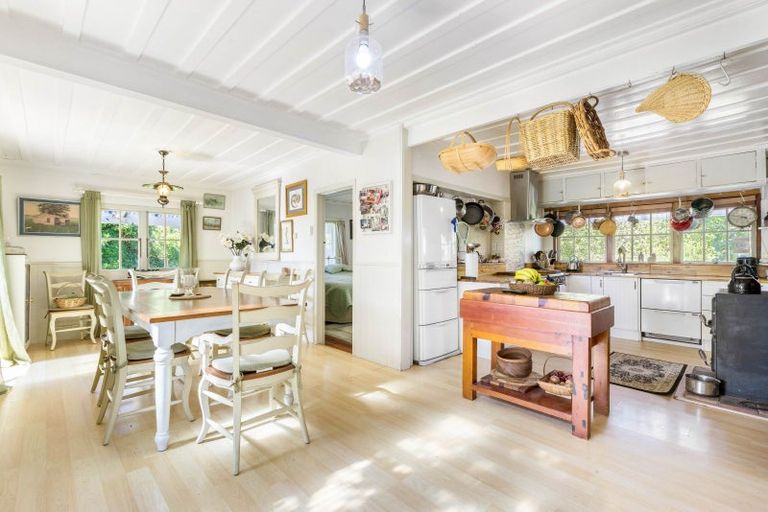 Photo of property in 98 Hanham Road, Kumeu, 0891