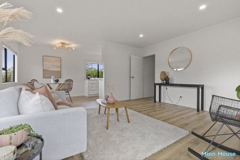 Photo of property in 8 Kupari Place, Totara Vale, Auckland, 0629