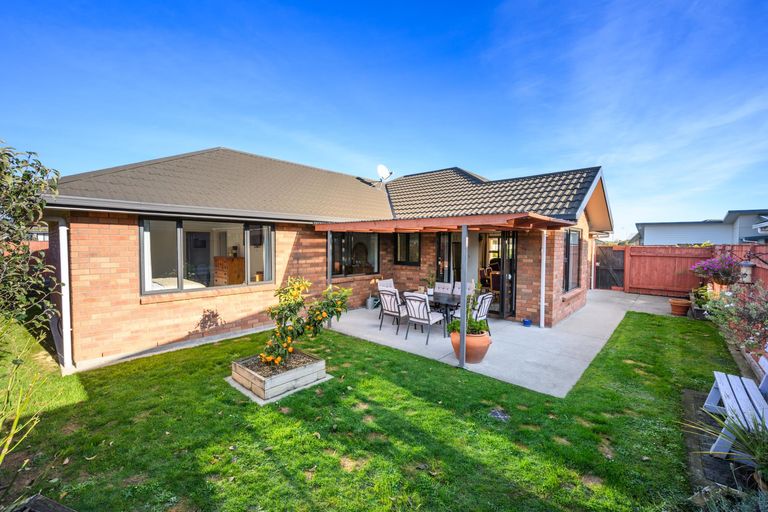 Photo of property in 13 Lorenzo Place, Kelvin Grove, Palmerston North, 4414