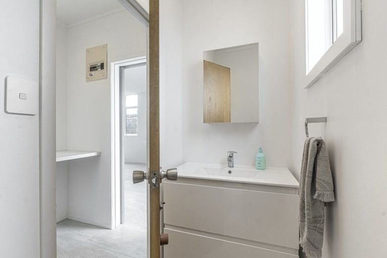 Photo of property in 1/86 Sylvan Avenue, Northcote, Auckland, 0627