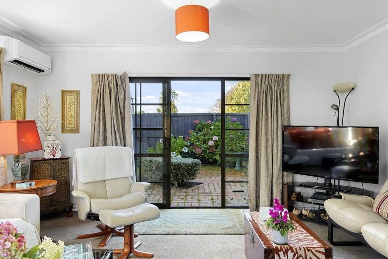 Photo of property in 2/84 Memorial Avenue, Ilam, Christchurch, 8053