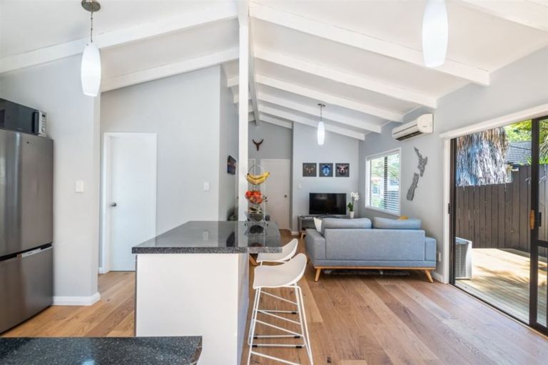 Photo of property in 1/5 Phillipa Place, Browns Bay, Auckland, 0630